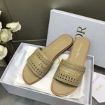 Claquettes Dior D-Lane pour femme en cuir de veau beige à motif microcannage ajouré