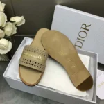 Claquettes Dior D-Lane pour femme en cuir de veau beige à motif microcannage ajouré