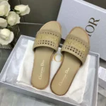 Claquettes Dior D-Lane pour femme en cuir de veau beige à motif microcannage ajouré