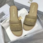 Claquettes Dior D-Lane pour femme en cuir de veau beige à motif microcannage ajouré