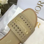 Claquettes Dior D-Lane pour femme en cuir de veau beige à motif microcannage ajouré