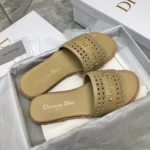 Claquettes Dior D-Lane pour femme en cuir de veau beige à motif microcannage ajouré
