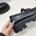 Mocassins Dior Emblem pour femme en cuir de veau brossé noir KDB962MAC