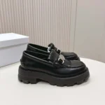 Mocassins Dior Emblem pour femme en cuir de veau brossé noir KDB962MAC