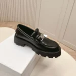 Mocassins Dior Emblem pour femme en cuir de veau brossé noir KDB962MAC