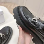 Mocassins Dior Emblem pour femme en cuir de veau brossé noir KDB962MAC