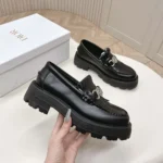 Mocassins Dior Emblem pour femme en cuir de veau brossé noir KDB962MAC