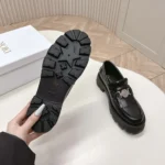 Mocassins Dior Emblem pour femme en cuir de veau brossé noir KDB962MAC