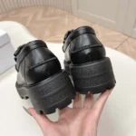 Mocassins Dior Emblem pour femme en cuir de veau brossé noir KDB962MAC