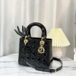 Borsa Dior da donna media Lady Dior in pelle di vitello verniciata nera Cannage M0565OWCB