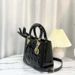 Borsa Dior da donna media Lady Dior in pelle di vitello verniciata nera Cannage M0565OWCB