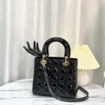 Borsa Dior da donna media Lady Dior in pelle di vitello verniciata nera Cannage M0565OWCB
