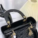 Borsa Dior da donna media Lady Dior in pelle di vitello verniciata nera Cannage M0565OWCB