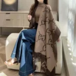 Capa reversible de cachemir Gucci Jumbo GG para mujer 7743084GABX9764