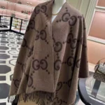 Capa reversible de cachemir Gucci Jumbo GG para mujer 7743084GABX9764