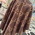 Capa reversible de cachemir Gucci Jumbo GG para mujer 7743084GABX9764