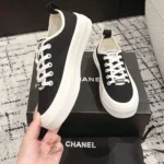 Sneaker con lacci da donna Chanel - Nero