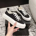 Sneaker con lacci da donna Chanel - Nero