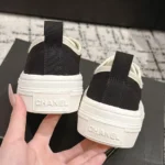 Sneaker con lacci da donna Chanel - Nero