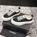 Sneaker con lacci da donna Chanel - Nero