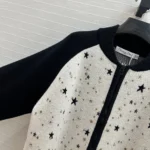 Dior Herr Bomberjacka Svart och Vit Kashmirblandad Stickad Jacka med Flerfärgat Dior Astralmotiv