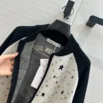 Dior Herr Bomberjacka Svart och Vit Kashmirblandad Stickad Jacka med Flerfärgat Dior Astralmotiv