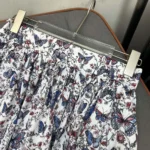 Gonna svasata di media lunghezza da donna Dior in mussola di cotone bianca con motivo papillon Toile de Jouy multicolore