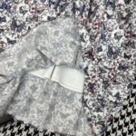 Gonna svasata di media lunghezza da donna Dior in mussola di cotone bianca con motivo papillon Toile de Jouy multicolore