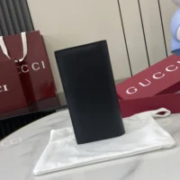 Gucci Unisex GG Emblem Bi Fold Embossed Card Case-Black 818953AAEQ81000 (1)