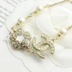 Bracciale Chanel da donna in metallo, perle di vetro e strass ABF382