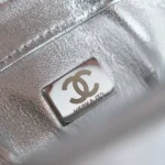 Sac à rabat Chanel pour femme en métal argenté à paillettes AS4561