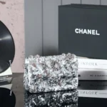 Sac à rabat Chanel pour femme en métal argenté à paillettes AS4561