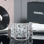 Sac à rabat Chanel pour femme en métal argenté à paillettes AS4561