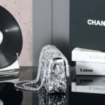 Sac à rabat Chanel pour femme en métal argenté à paillettes AS4561