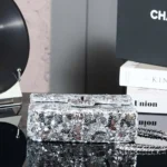 Sac à rabat Chanel pour femme en métal argenté à paillettes AS4561