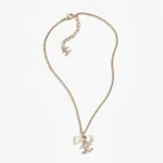 Collar con colgante de resina metálica para mujer de Chanel ABF546B19997