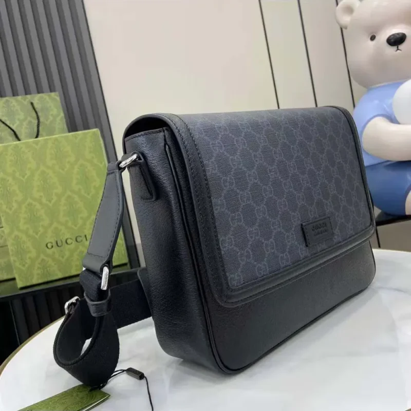 Gucci Men GG Supreme Medium Crossbody Bag 795459FADJK1000