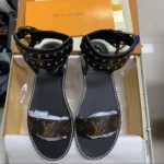 Sandales gladiateur Louis Vuitton LV pour femme en cuir noir et toile monogrammée