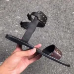 Sandales gladiateur Louis Vuitton LV pour femme en cuir noir et toile monogrammée