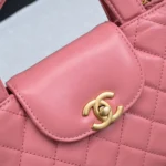 Chanel CC Mini Kelly Shopping Bag aus glänzendem, gealtertem Kalbsleder in Pink