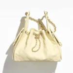 Bolso pequeño Chanel para mujer, talla 25, de piel de becerro granulada, metal dorado y amarillo claro.