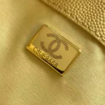 Bolso pequeño Chanel para mujer, talla 25, de piel de becerro granulada, metal dorado y amarillo claro.