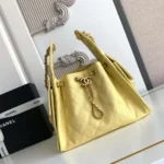 Bolso pequeño Chanel para mujer, talla 25, de piel de becerro granulada, metal dorado y amarillo claro.