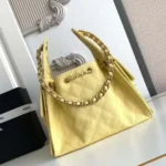 Bolso pequeño Chanel para mujer, talla 25, de piel de becerro granulada, metal dorado y amarillo claro.