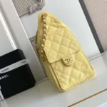 Bolso pequeño Chanel para mujer, talla 25, de piel de becerro granulada, metal dorado y amarillo claro.