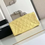 Bolso pequeño Chanel para mujer, talla 25, de piel de becerro granulada, metal dorado y amarillo claro.