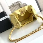 Bolso pequeño Chanel para mujer, talla 25, de piel de becerro granulada, metal dorado y amarillo claro.