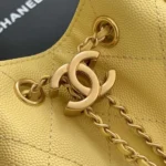Bolso pequeño Chanel para mujer, talla 25, de piel de becerro granulada, metal dorado y amarillo claro.