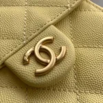 Bolso pequeño Chanel para mujer, talla 25, de piel de becerro granulada, metal dorado y amarillo claro.