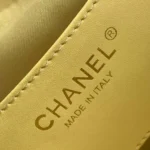 Bolso pequeño Chanel para mujer, talla 25, de piel de becerro granulada, metal dorado y amarillo claro.